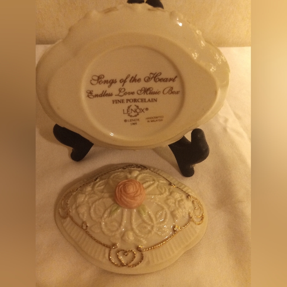 Lenox Fine Porcelain Trinket/Jewelry Box - vintage 1995